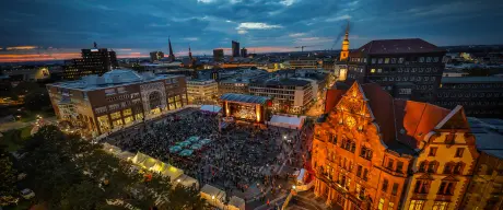 Blick auf den erleuchteten Friedensplatz