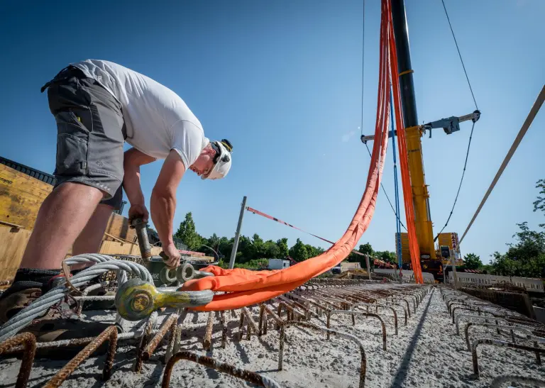 Voller Körpereinsatz beim Einhub der neuen Hauptträger für die Brücke.