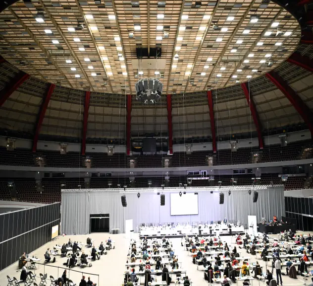 Blick von oben auf die in der Westfalenhalle sitzenden Ratsmitglieder am 9. Februar 2023.