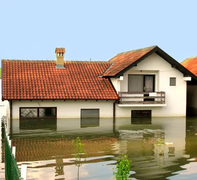 Ein Haus steht im Hochwasser