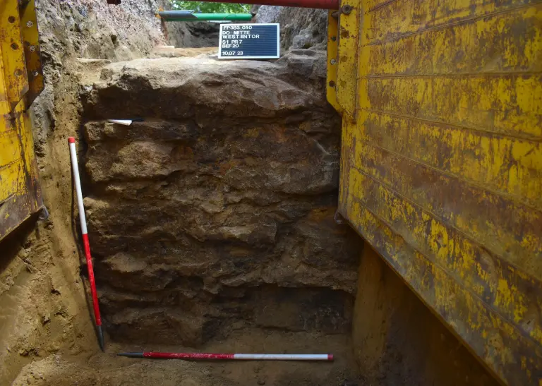 Erneut wurden bei Straßenbauarbeiten Teile der alten Stadtmauer von Dortmund entdeckt.