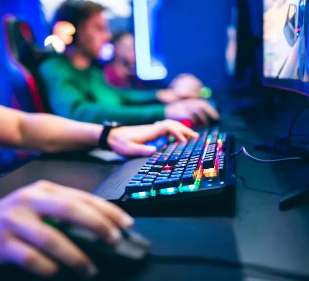 Menschen beim Gaming am Computer