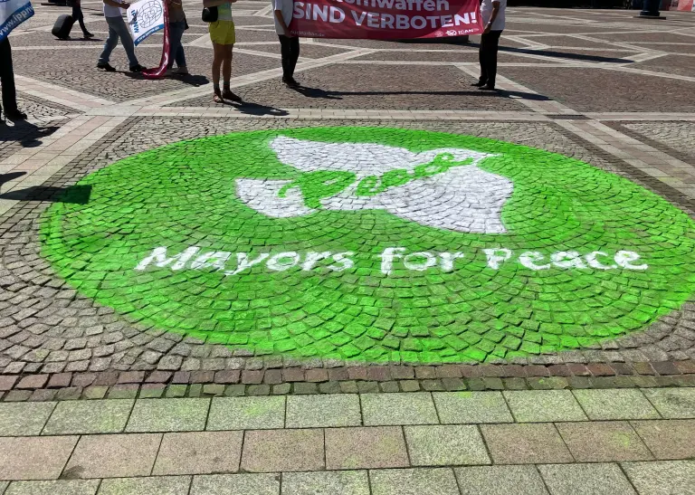 Aktion "Abschaffen von Atomwaffen" am Friedensplatz.