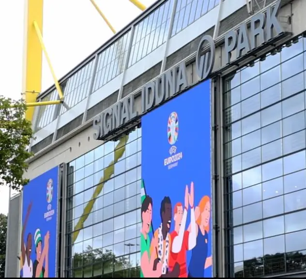 EURO-2024-Plakat hängt vor dem Westfalenstadion.