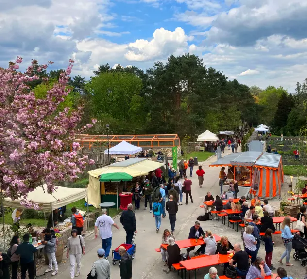 Ein Panorama über die Stände beim Kräutermarkt im Botanischen Garten Rombergpark