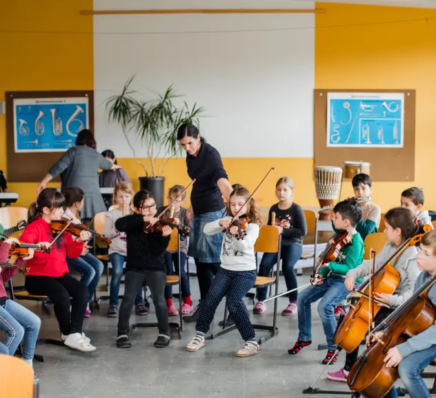 Musikschüler lernt Gitarre