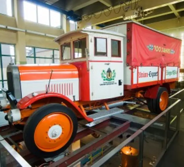 Historischer Getränke-LKW in orange, rot und weiß 