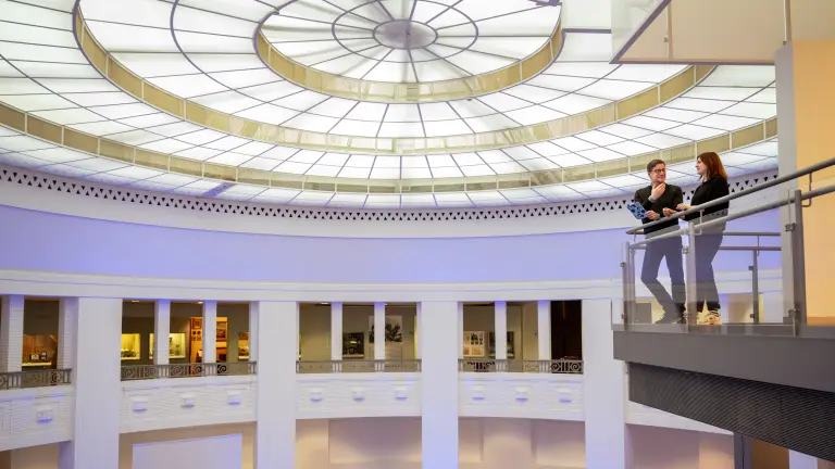 Rotunde des Museums für Kunst und Kulturgeschichte mit Besuchern