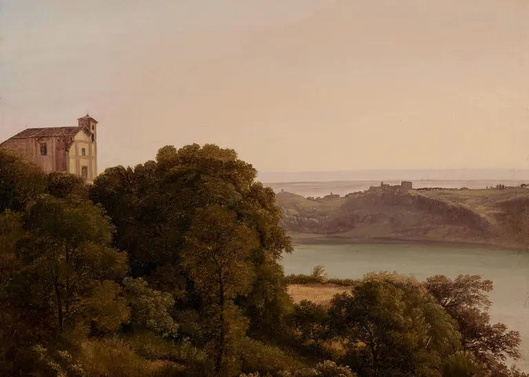 Auf dem Gemälde ist der Albaner See in der Nähe von Rom am Morgen zu sehen. Links ist eine Anhöhe, auf der eine Kirche steht.