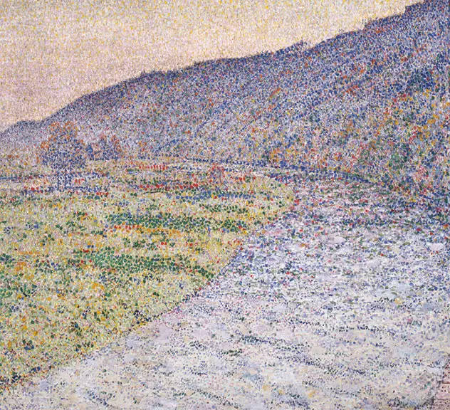 Ein Gemälde von Christian Rohlfs mit dem Titel 'Das Ruhrtal bei Herdecke'. Das Bild ist in einem pointillistischen Stil gemalt und zeigt eine weite Landschaft mit einem sanft geschwungenen Fluss, der durch das Tal fließt. Die Ufer sind mit bunten Flecken von Pflanzen und Blumen bedeckt, und die Hügel im Hintergrund sind in verschiedenen Schattierungen von Blau und Lila gehalten