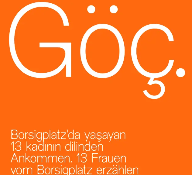 Zu sehen ist das Plakat zur Ausstellung Ankommen. Der Text ist auf Türkisch und Deutsch. Die Schrift ist weiß und der Hintergrund orange.