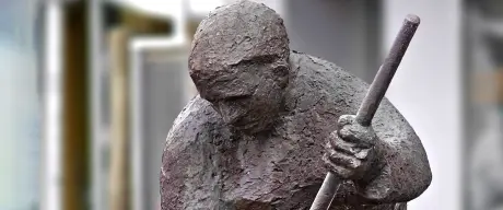 Zu sehen ist die Skulptur Straßenkehrer von Artur Schulze-Engels