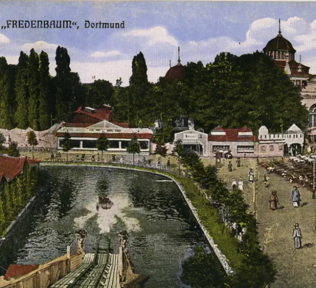 Darstellung des Vergnügungsparks mit Wasserrutsche aus dem Jahr 1912 auf einer Postkarte. Am Rand spazieren Menschen.