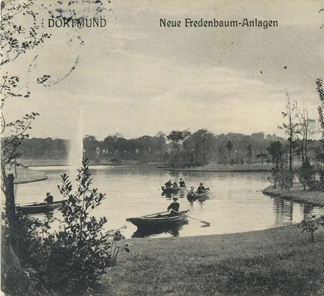 Schwarz-Weiß Postkarte mit der Darstellung von Menschen mit Ruderbooten auf dem Teich im Fredenbaumpark.