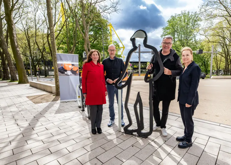 Sylvia Uehlendahl (Leiterin des Tiefbauamts), Carsten Cramer (Geschäftsführung Borussia Dortmund), Oberbürgermeister Thomas Westphal und Sabine Loos (Hauptgeschäftsführerin der Westfalenhallen, v. l.) bei der offiziellen Eröffnung.