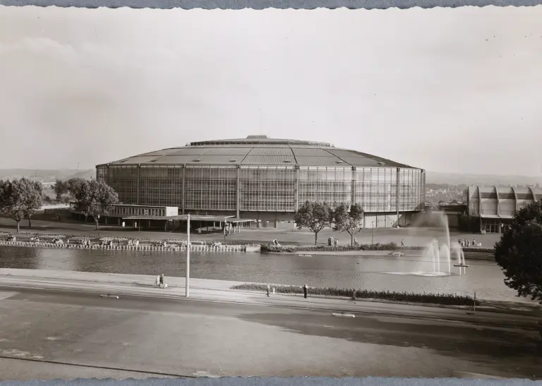 Schwarz-Weiß-Aufnahme Westfalenhalle Dortmund