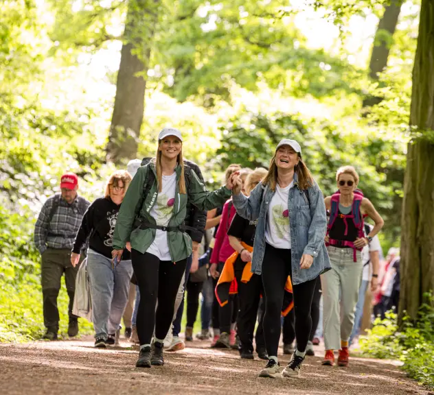 Gruppe wandert durch einen Wald in Dortmund