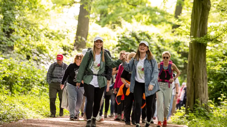 Zwei Frauen machen auf einer Wanderung in der Natur ein Selfie von sich