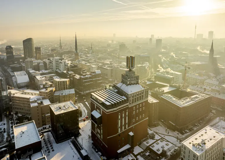 Das Dortmunder U von oben im Schnee.