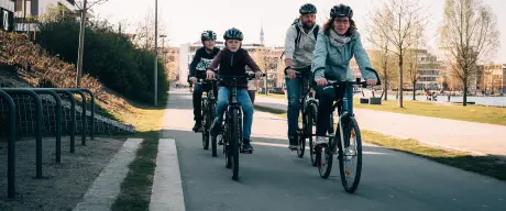 Familie auf dem Fahrrad 