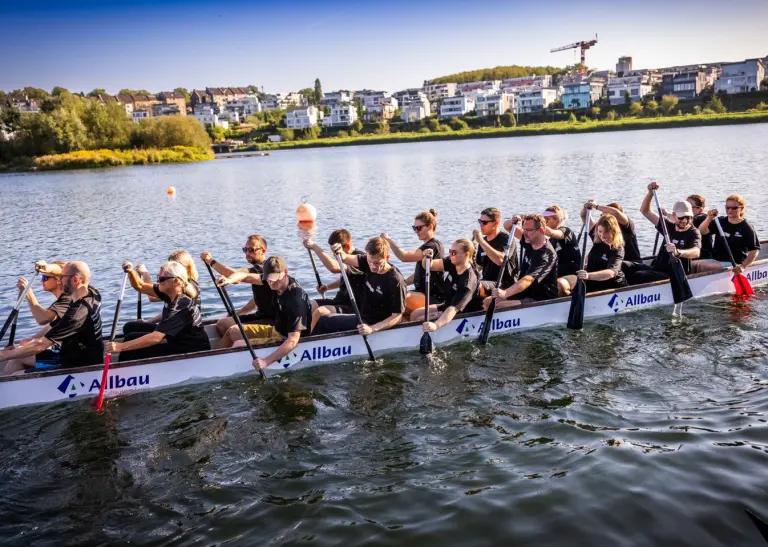 Voll belegtes Drachenboot auf dem dem PHOENIX-See in Dortmund