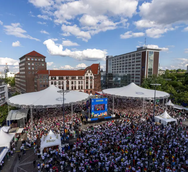 Die Fan Zone Friedensplatz aus der Vogelperspektive.