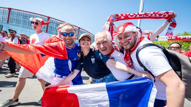 Polnische und französische Fans feiern.