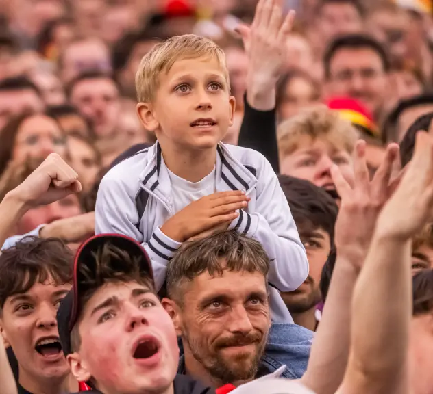 Fans schauen gemeinsam in Dortmund Fußball