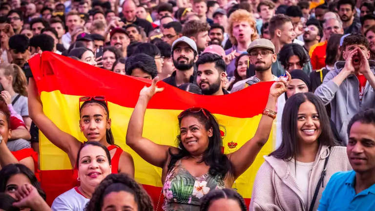 Fans mit spanischer Flagge. 