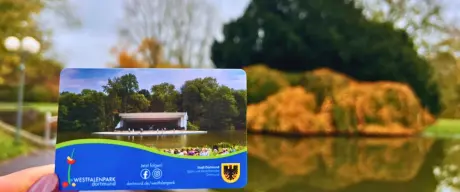  Jahreskarte 2025 für den Westfalenpark Dortmund vor einer herbstlichen Parkkulisse.