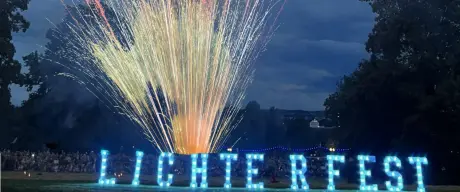 in beeindruckendes Feuerwerk beim Lichterfest im Westfalenpark Dortmund. Der Online-Ticketverkauf für das Event am 21.08.2024 hat begonnen.