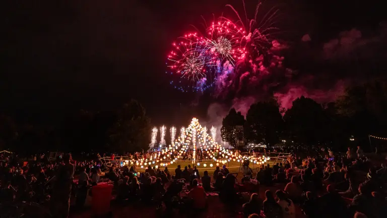 Großes Feuerwerk zum Lichterfest im Westfalenpark Dortmund mit vielen Zuschauer*innen
