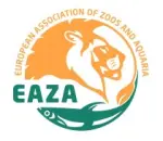 Logo der EAZA: goldener Löwe und grüner Frisch in einem Kreis. Darüber steht in gold geschrieben: 