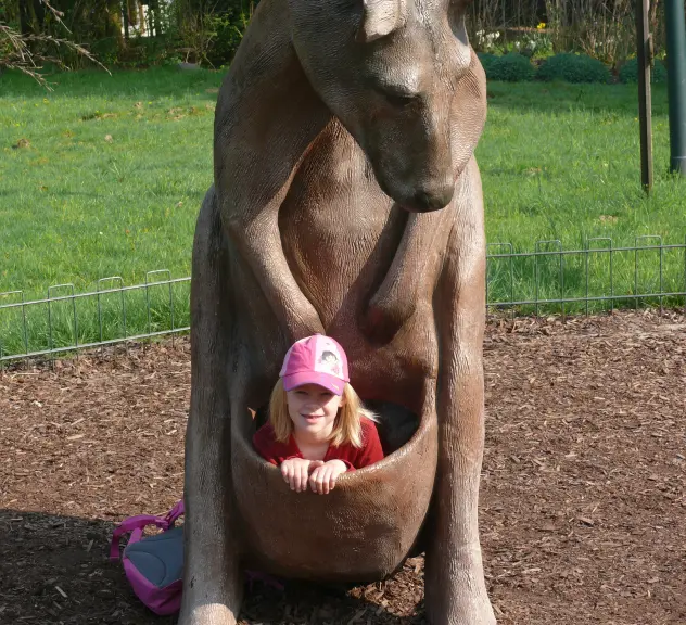 Känguru-Skulptur mit einem Beutel, in dem ein Mädchen sitzt