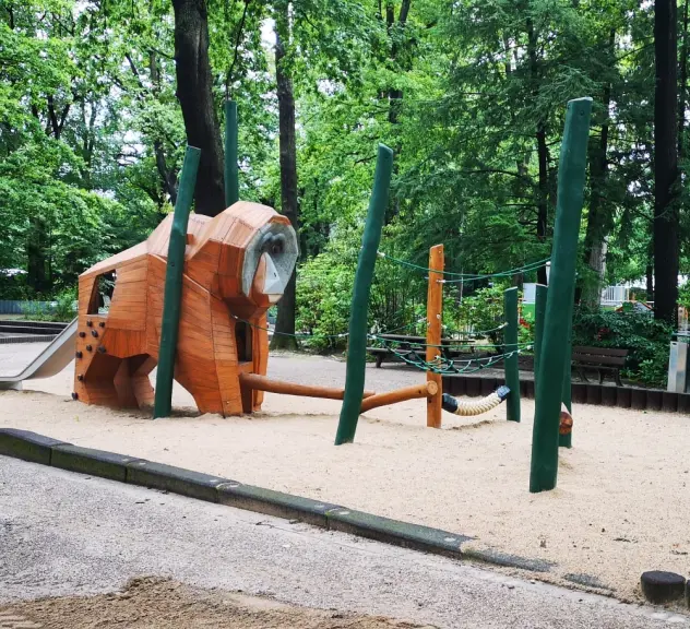 Kinderspielplatz mit einem hölzernen Orang-Utan--Klettergerüst in der Mitte 
