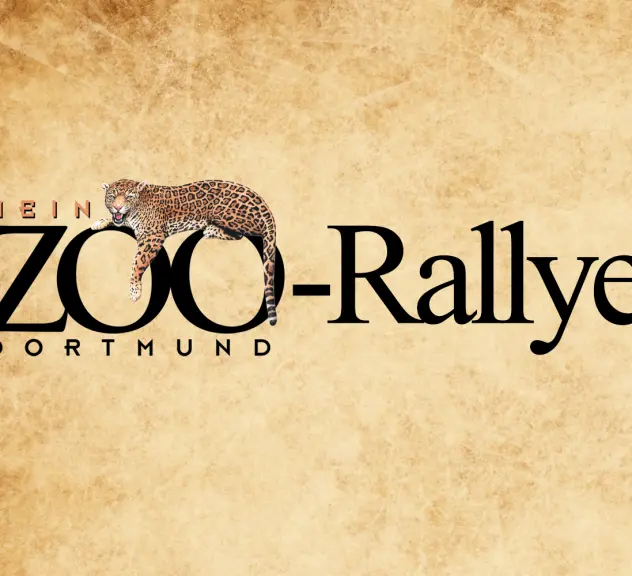 Schwarzer Schriftzug: "ZOO-Rallye", auf welchem ein gezeichneter Leopard sitzt