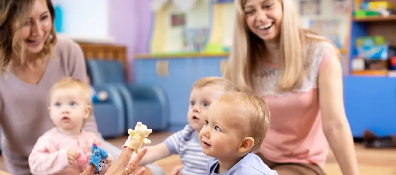 Eine Frau umgebend von lachenden Kindern.