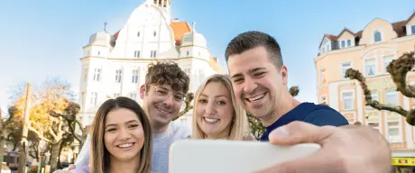 Auszubildende der Stadt Dortmund machen ein Selfie auf dem Borsigplatz