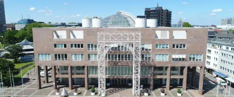 Das Rathaus in Dortmund aus der Vogelperspektive. Man sieht den Haupteingang.