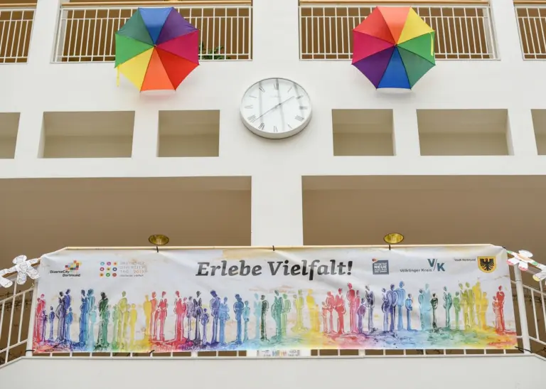 Sonnenschirme in Vielfalt-Farben und Banner im Rathaus 