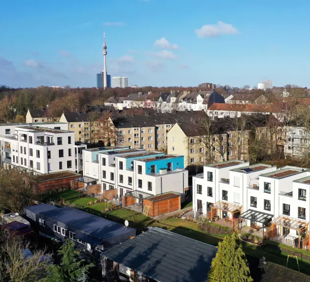 Aufnahme der einzelnen Wohneinheiten von oben. Im Hintergrund der Florianturm.