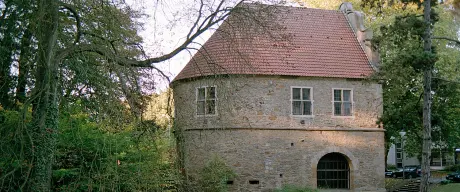 Ein altes Torhaus im Wald