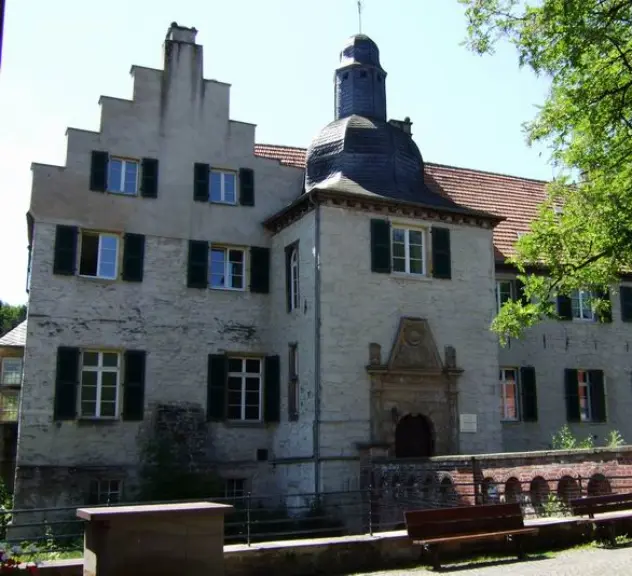 Das Wasserschloss Haus Dellwig befindet sich in Lütgendortmund.