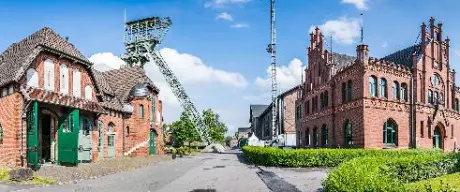 Die Zeche Zollern in Lütgendortmund mit Klinkerhäusern und dem Förderturm