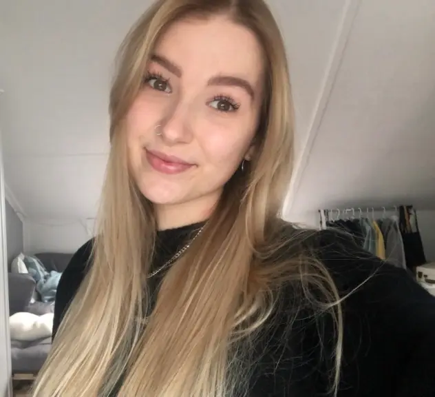 Selfie einer jungen Frau mit blonden langen Haaren 