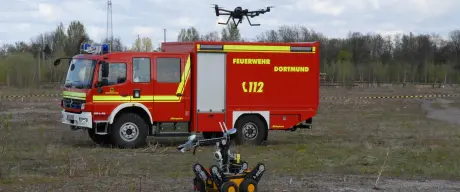 Drohne und Roboter vor einem Feuerwehrfahrzeug