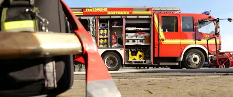 Feuerwehrgeräte vor einem Löschfahrzeug 