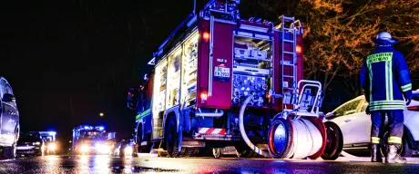 Feuerwehreinsatz im Dunkeln mit Rettungswagen