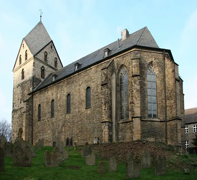 Das Kirchengebäude der St. Peter Kirche auf der Hohensyburg