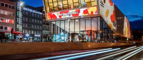 Außenansicht des Deutsches Fußballmuseum in Dortmund bei Nacht.